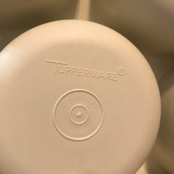 Tupperware veggie tray and lid. - Picture 3 of 3